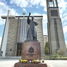 ▲	Przez bazyliką konkatedralną stoi pomnik św. Jana Pawła II.