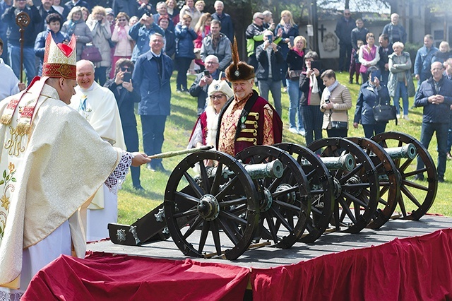 Tradycyjnie po nabożeństwie na błoniach oddano honorowe wystrzały ku czci Matki Bożej.