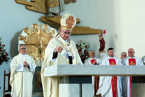 Namaszczenie ołtarza jest jednym ze znaków obrzędu.