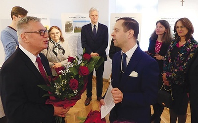 Tadeusz Kopeć (z lewej) podczas otwarcia ekspozycji w Muzeum św. Jana Sarkandra w Skoczowie.