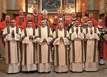 Diakoni, ich proboszczowie i przełożeni z biskupami diecezji.