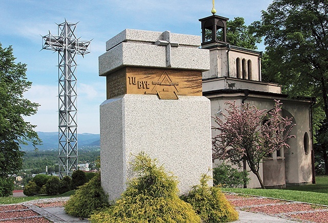 Na Kaplicówce miejsce polowego ołtarza  z 1995 r. upamiętnia  obelisk.