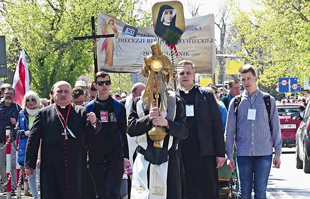 Z Najświętszym Sakramentem i słowami: „Panie, przymnóż nam wiary” szli w tym roku pielgrzymi do Łagiewnik.