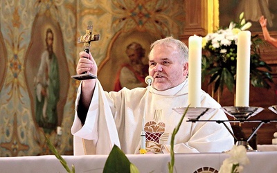 Franciszkanin udziela błogosławieństwa relikwiami  św. Maksymiliana Marii Kolbego. 
