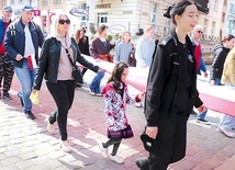 Nieważne wiek, płeć, mundur czy jego bark – każdy może wyrazić przywiązanie do barw narodowych.