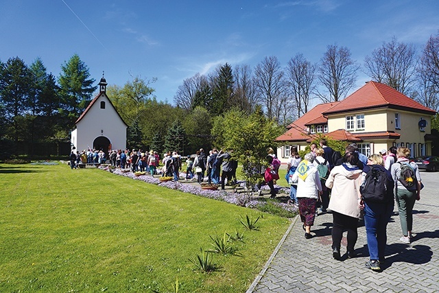 Kapliczka z obrazem Matki Bożej Trzykroć Przedziwnej znajduje się w ogrodzie przy ul. Andersa. 