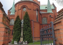 Miejsce przy apsydzie prezbiterium kościoła Najświętszego Serca Pana Jezusa to już trzecia lokalizacja szombierskiej Immaculaty. 