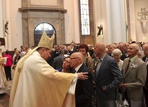 Każdego roku małżeństwa otrzymują indywidualne błogosławieństwo.