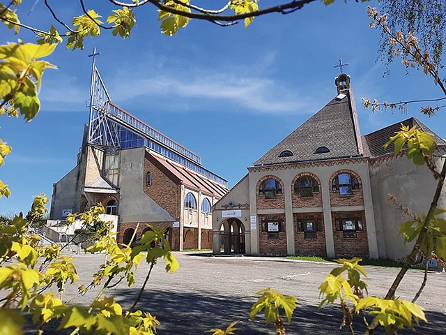 Świątynia stoi przy granicy Bytomia i Radzionkowa.