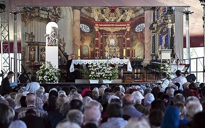 	Spotkanie odbywało się w namiocie obok bazyliki.