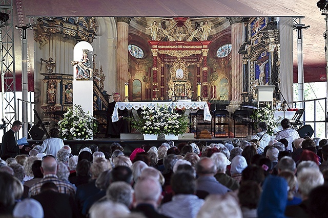 	Spotkanie odbywało się w namiocie obok bazyliki.