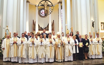 	Neoprezbiterzy z rodzicami, abp. Wiktorem Skworcem i ks. Markiem Pankiem, rektorem seminarium.