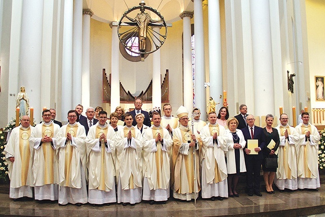 	Neoprezbiterzy z rodzicami, abp. Wiktorem Skworcem i ks. Markiem Pankiem, rektorem seminarium.