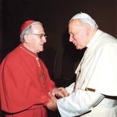 W lutym 1998 r. Jan Paweł II wyniósł 87-letniego misjonarza abp. Adama Kozłowieckiego SJ do godności kardynalskiej.