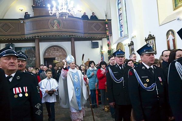 Bp Stanisław poświęcił wykonane prace w Siekierczynie i kościele w Kaninie (na zdjęciu).