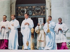 Podczas Mszy na placu św. Piotra w Watykanie, sprawowanej 18 maja 2003 roku, Jan Paweł II włączył do grona świętych m.in. bł. Urszulę Ledóchowską i bł. Józefa Sebastiana Pelczara