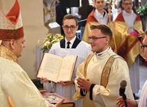 ▲	Diakoni w jedności z biskupem i jego prezbiterami posługują podczas liturgii, głoszą słowo Boże i podejmują dzieła miłości.