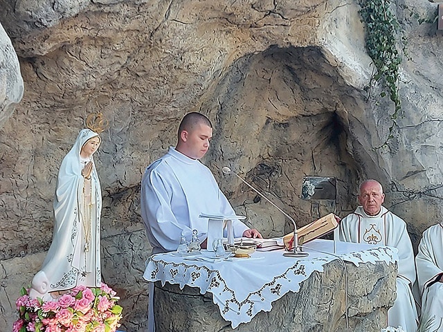 W Rawie Mazowieckiej Eucharystia i Różaniec odbyły się w Ogrodzie Dialogu.