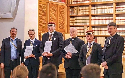 Uroczystość wręczenia nagród. Laureat z Opola trzeci z prawej.