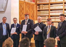 Uroczystość wręczenia nagród. Laureat z Opola trzeci z prawej.