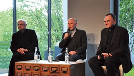 Księża Andrzej Demitrow, Marek Lis i Jan Kochel opowiadali, jak różne wątki filmu odnoszą się do ewangelicznych opisów. 
