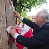 Odsłonięcia oryginalnej tablicy w mieście nad Łydynią dokonał m.in. Bernard Grzankowski, wiceprezes TMZC.
