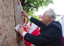 Odsłonięcia oryginalnej tablicy w mieście nad Łydynią dokonał m.in. Bernard Grzankowski, wiceprezes TMZC.