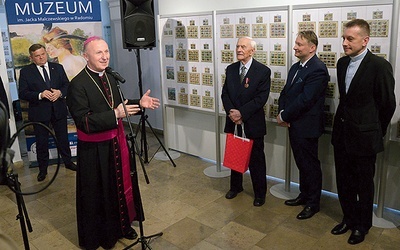 Patronem honorowym wystawy jest obecny na otwarciu bp Marek Solarczyk. Z prawej ks. Michał Krawczyk.