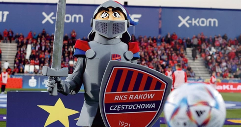 Maskotka Rakowa Częstochowa podczas meczu z Miedzią Legnica.