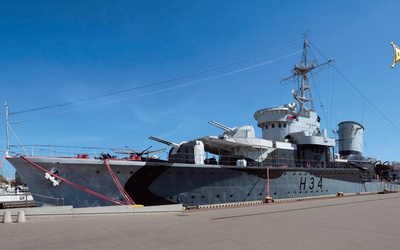 ORP „Błyskawica” stoi przy Nabrzeżu Prezydenckim w Gdyni, zaraz obok żaglowca „Dar Pomorza”.