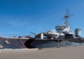 ORP „Błyskawica” stoi przy Nabrzeżu Prezydenckim w Gdyni, zaraz obok żaglowca „Dar Pomorza”.