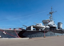 ORP „Błyskawica” stoi przy Nabrzeżu Prezydenckim w Gdyni, zaraz obok żaglowca „Dar Pomorza”.