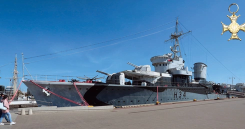 ORP „Błyskawica” stoi przy Nabrzeżu Prezydenckim w Gdyni, zaraz obok żaglowca „Dar Pomorza”.