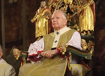 ▲	Arcybiskup jest trzecim z kolei następcą Karola Wojtyły na katedrze św. Stanisława. Po lewej ks. prał. Jan Stanisławski z Poznania.