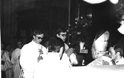 ▲	15 maja 1978 r. niedoszły prawnik (po prawej, w okularach) stanął w katedrze na Wawelu  przed kard. Karolem Wojtyłą, by przyjąć z jego rąk święcenia.