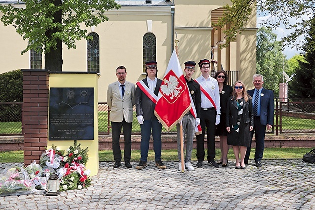 ▲	W wydarzeniu udział wzięły także poczty sztandarowe.  Wśród nich ten ze szkoły im. chor. Paczkowskiego.