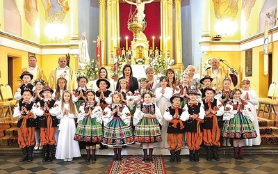 ▲	W diecezji łowickiej w wielu parafiach młodzi do sakramentu przystąpili w strojach ludowych. Tak było m.in. w Kocierzewie.