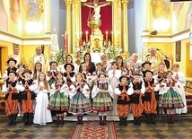 ▲	W diecezji łowickiej w wielu parafiach młodzi do sakramentu przystąpili w strojach ludowych. Tak było m.in. w Kocierzewie.