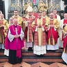 ▲	Diakon Mateusz (z prawej obok biskupa) wydarzenie przeżywał w gronie rodziny, przyjaciół i licznie zebranych kapłanów.