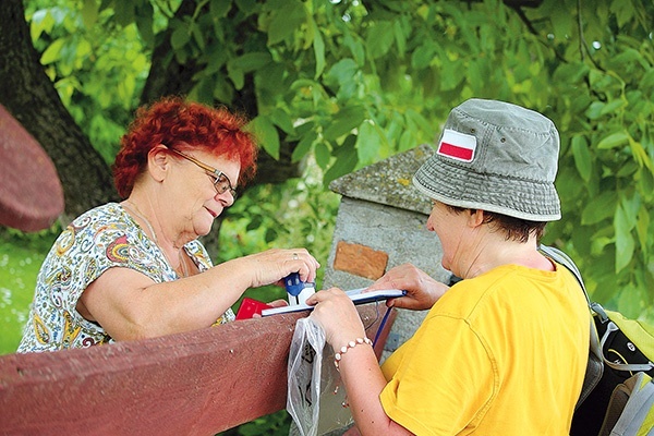 Każdy pielgrzym ma paszport, w którym zbiera pieczątki dokumentujące jego wędrówkę.