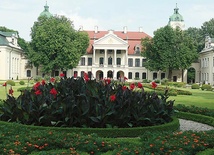 ▲	Pałac w Kozłówce stał się miejscem schronienia dla młodego kapłana podczas II wojny światowej.