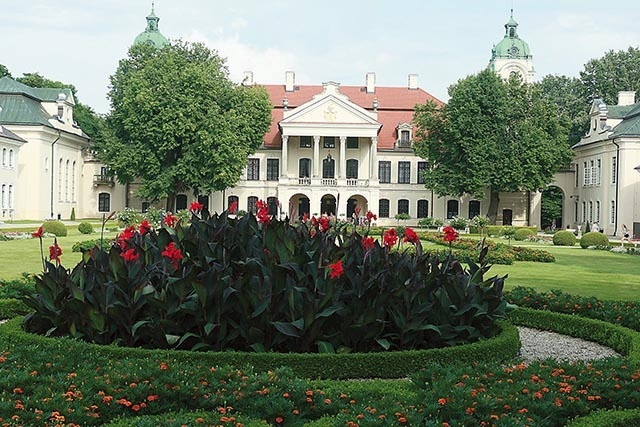 ▲	Pałac w Kozłówce stał się miejscem schronienia dla młodego kapłana podczas II wojny światowej.
