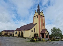 Wysoka świątynia góruje nad wsią.
