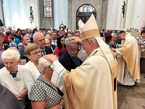 Po Mszy św. każda para mogła liczyć na indywidualne błogosławieństwo.