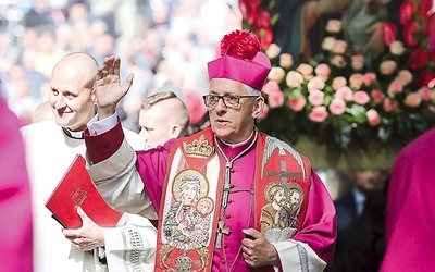 Arcybiskup w męskich pielgrzymkach uczestniczył m.in. jako alumn Śląskiego Seminarium Duchownego w Krakowie razem z chórem. Jako neoprezbiter został wraz z całym rocznikiem wyświęcony 19 kwietnia 1973 r. przedstawiony zebranym wiernym. 