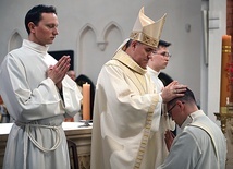 Nałożenie rąk przez biskupa jest najważniejszym gestem  w tym obrzędzie.