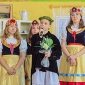 ▲	Młodzież z Żędowic przedstawiła dawne zwyczaje weselne na Śląsku.