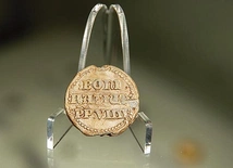 Artefakt opatrzony jest papieskim imieniem.