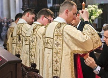 ▲	Nowo wyświęceni założyli dalmatyki – liturgiczny strój diakona.