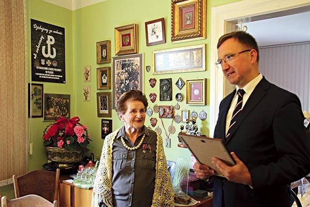 ▲	Skromna ceremonia odbyła się w domu bohaterki w otoczeniu wielu pamiątek.